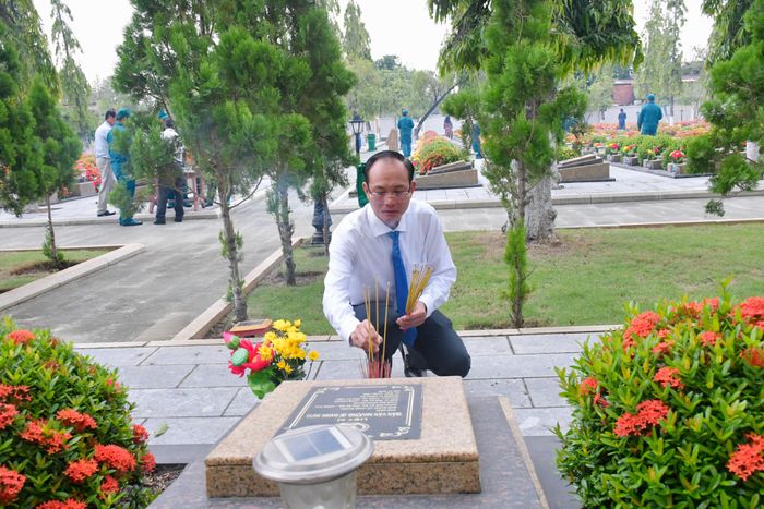  Đại biểu dâng hương tại các phần mộ liệt sĩ 