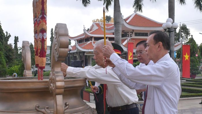  Các đại biểu dâng hương tại lễ viếng 