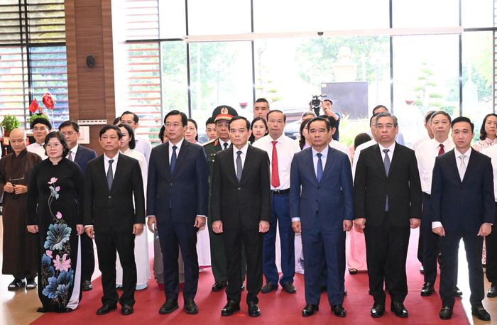  Đoàn đại biểu Thành ủy - HĐND - UBND - Ủy ban MTTQ Việt Nam TPHCM dâng hoa, dâng hương tưởng nhớ Chủ tịch ﻿Tôn Đức Thắng. Ảnh: VIỆT DŨNG 