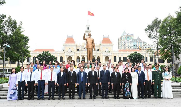  Đoàn đại biểu Thành ủy - HĐND - UBND - Ủy ban MTTQ Việt Nam TPHCM chụp ảnh lưu niệm dưới Tượng đài Chủ tịch ﻿Hồ Chí Minh. Ảnh: VIỆT DŨNG 