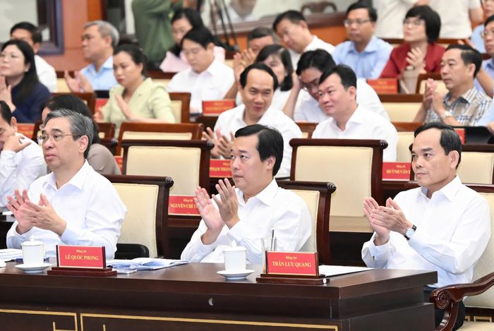  Từ phải qua: đồng chí Trần Lưu Quang, Bí thư Thành ủy TPHCM; đồng chí Lê Quốc Phong, Phó Bí thư Thường trực Thành ủy TPHCM và đồng chí Nguyễn Phước Lộc, Phó Bí thư Thành ủy, Chủ tịch Ủy ban MTTQ Việt Nam TPHCM dự hội nghị. Ảnh: VIỆT DŨNG 