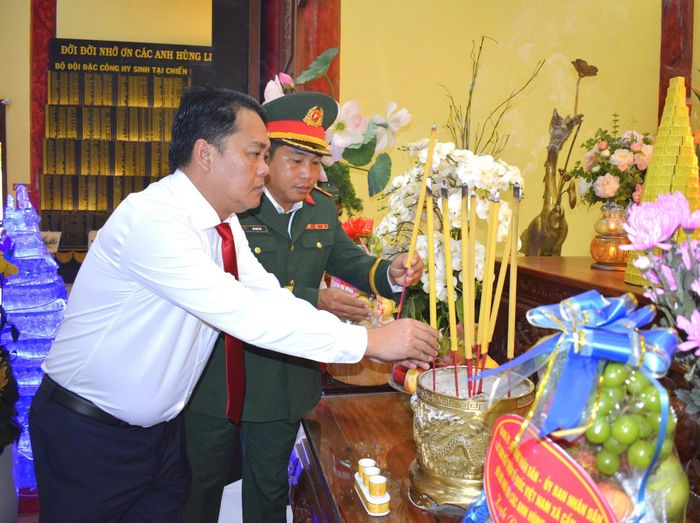  Các đại biểu dâng hương tại Đền thờ Anh hùng liệt sĩ Rừng Sác - Cần Giờ. Ảnh: T.L. 