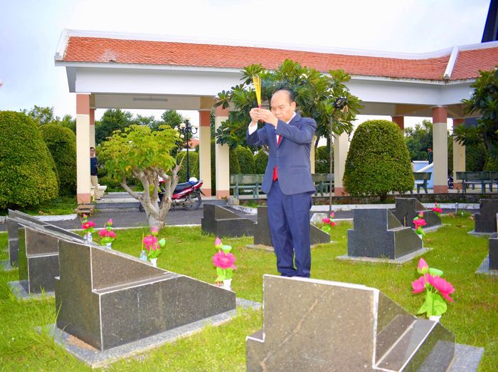  Phó Chủ tịch UBND TPHCM Trần Văn Bảy dâng hương các phần mộ Anh hùng liệt sĩ ﻿tại Nghĩa trang Rừng Sác. Ảnh: T.L. 