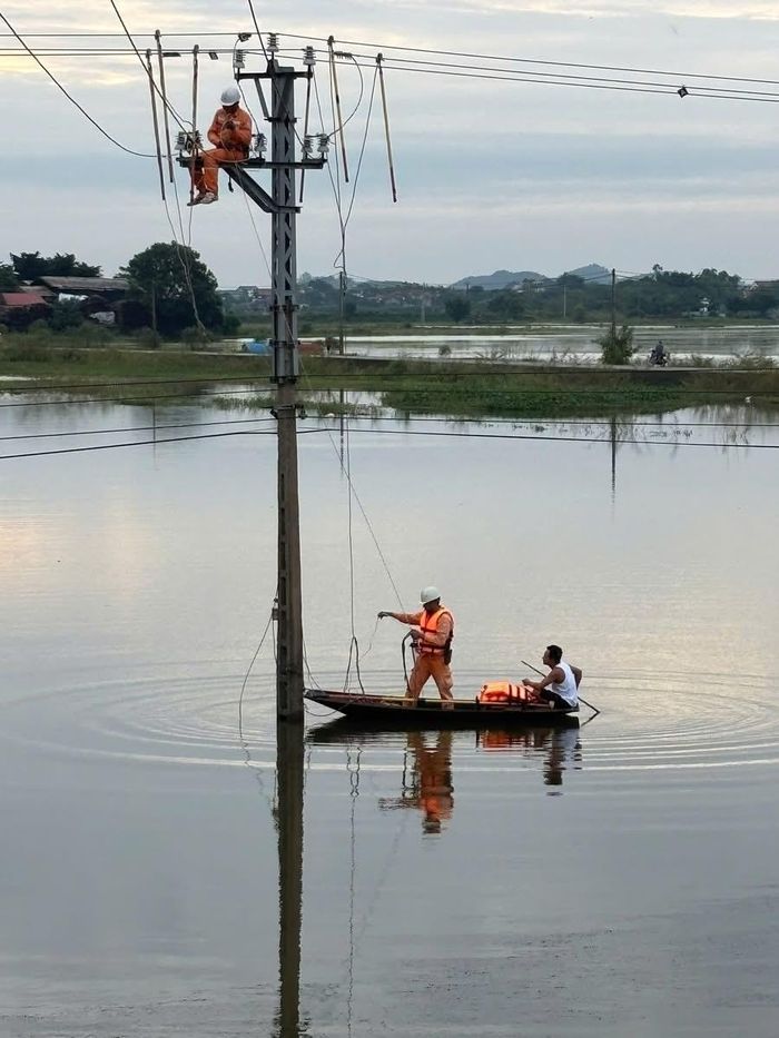  Ngành điện lực khắc phục sự cố mất điện tại vùng ngập lụt ở tỉnh Lạng Sơn. Ảnh: TỔNG CÔNG TY ĐIỆN LỰC MIỀN BẮC 