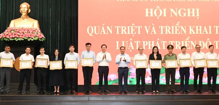  Phó Bí thư Thường trực Thành ủy TPHCM Lê Quốc Phong và Chủ tịch UBND TPHCM Nguyễn Văn Được trao Bằng khen đến các tập thể. Ảnh: VIỆT DŨNG 