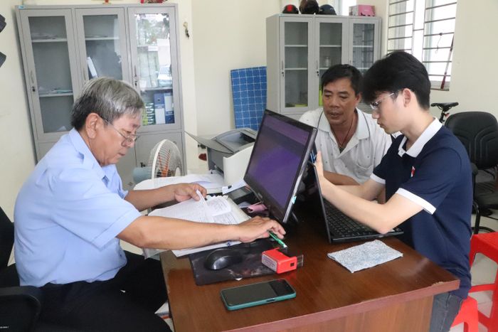Ngư dân xã Phước Hải khai báo trên nhật ký khai thác điện tử khi tàu xuất bến. Ảnh: THÀNH HUY