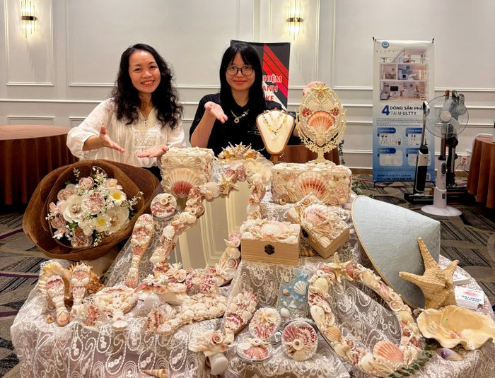  Gian trưng bày sản phẩm của Mơ Màng Worshop tại Diễn đàn kinh tế mùa hè do Liên đoàn Thương mại và Công nghiệp Việt Nam TPHCM (VCCI-HCM) phối hợp cùng Hiệp hội Doanh nghiệp Nhỏ và Vừa TPHCM (HCM-SME) tổ chức. 