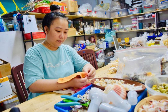  Chị Thúy Phượng hiện là thợ thủ công trẻ tuổi nhất tại cơ sở Thanh Thêm, với hơn 20 năm gắn bó với nghề. 