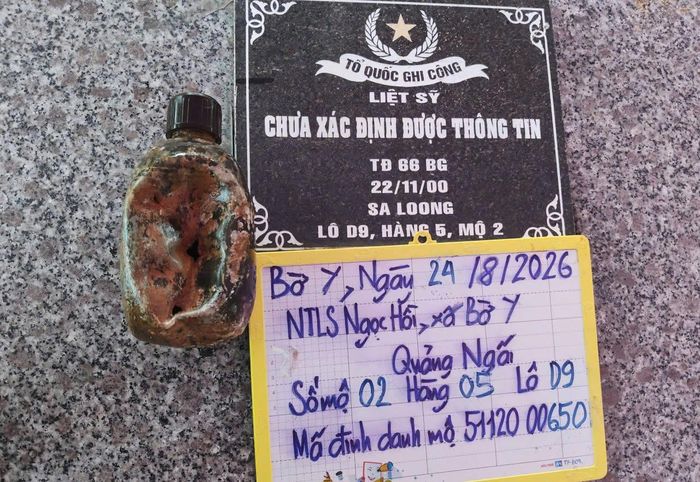  Đội lấy mẫu số 8 phát hiện một bình tông bằng nhôm khi khai quật phần mộ liệt sĩ. Ảnh: Bộ Chỉ huy Quân sự tỉnh Quảng Ngãi 