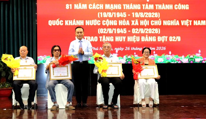 Lãnh đạo phường Phú Nhuận chúc mừng các đảng viên nhận Huy hiệu Đảng đợ 2-9