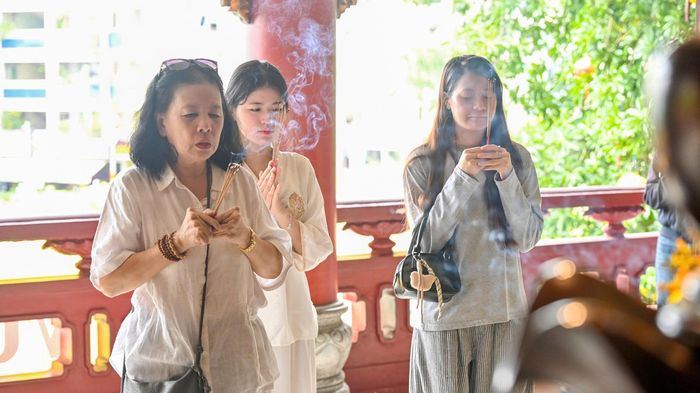  Thắp hương, tưởng nhớ công ơn cha mẹ tại chùa Pháp Hoa. Ảnh: MẠNH THẮNG 