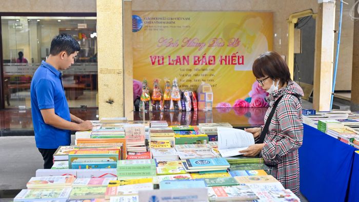  Người dân tham quan Triển lãm - Hội sách Phật giáo tại chùa Vĩnh Nghiêm. Ảnh: MẠNH THẮNG 