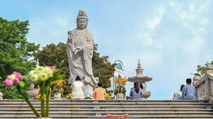  Nhiều người dân đến chùa lễ Phật, cầu mong gia đạo bình an trong mùa Vu Lan. Ảnh: MẠNH THẮNG 