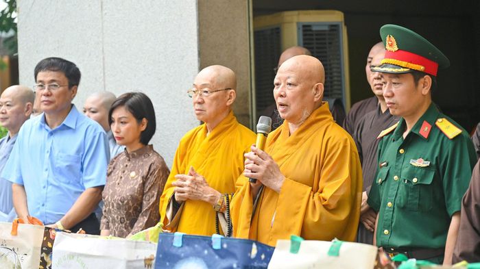  Hòa thượng Thích Lệ Trang, Trưởng Ban Trị sự Giáo hội Phật giáo Việt Nam TPHCM chia sẻ ý nghĩa mùa Vu lan với bà con. Ảnh: MẠNH THẮNG 