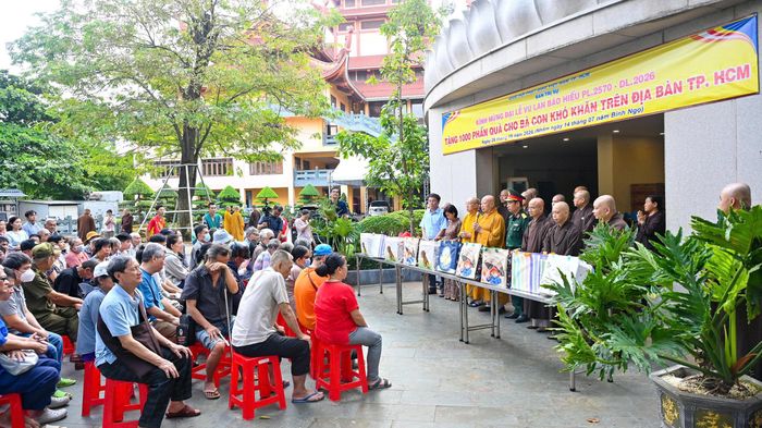  Ban Trị sự Giáo hội Phật giáo Việt Nam TPHCM phối hợp trao 1.000 phần quà đến người dân có hoàn cảnh khó khăn. Ảnh: MẠNH THẮNG 