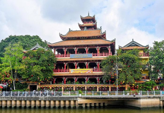  Chùa Pháp Hoa bên dòng kênh Nhiêu Lộc được trang hoàng rực rỡ trong buổi sáng 26-8. Ảnh: MẠNH THẮNG 