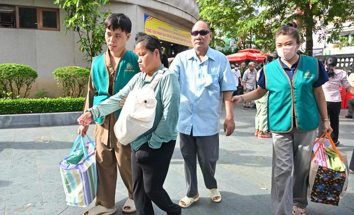  Mỗi suất quà gồm tiền mặt, gạo, mì chay... Ảnh: MẠNH THẮNG 