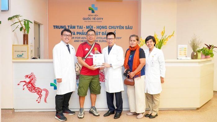  ThS-BS Trần Quốc Thành (thứ 3 từ trái sang), Giám đốc Điều hành Bệnh viện Quốc tế City và Bệnh viện Gia An 115 chúc mừng người bệnh 