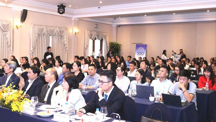 Hơn 200 đại biểu, chuyên gia, luật sư và đại diện doanh nghiệp tham dự hội nghị về chuyển đổi số trong giao dịch logistics tại TPHCM. Ảnh: HOÀNG HÙNG