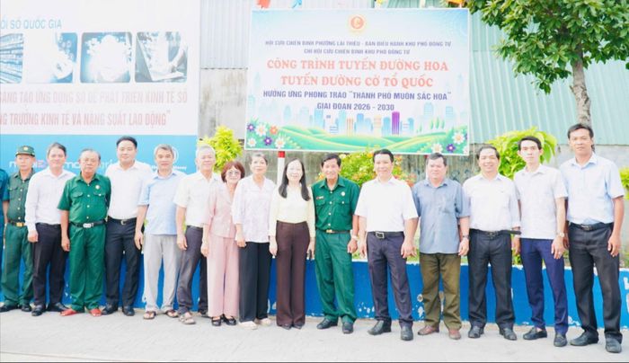  Các đại biểu tham dự lễ khánh thành công trình “Tuyến đường hoa - tuyến đường cờ Tổ quốc”. Ảnh: NGỌC NHƯ 