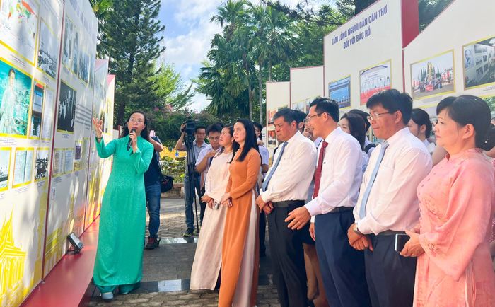 Đại biểu tham quan khu triển lãm ảnh chuyên đề “Miền Nam nhớ mãi ơn Người” 