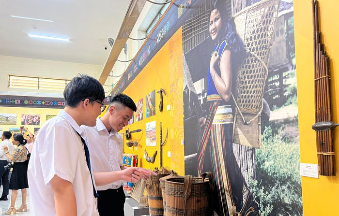  Giới trẻ thích thú tìm hiểu các hiện vật văn hoá tại trưng bày 