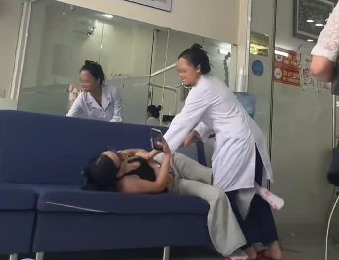Hình ảnh chủ Phòng khám Nha khoa Tuyết Chinh xô xát với khách hàng - Ảnh cắt từ clip