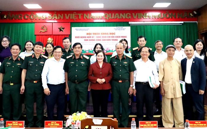  Các đại biểu chụp ảnh kỷ niệm tại hội thảo 