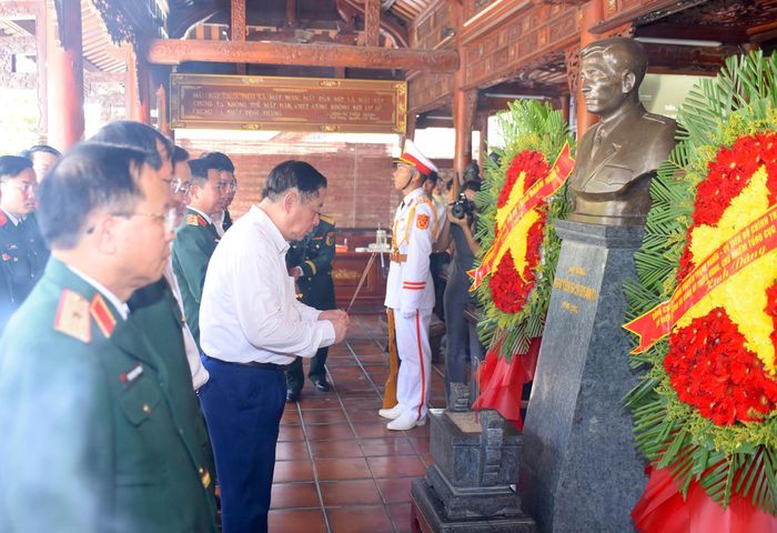  Đại tướng Nguyễn Trọng Nghĩa dâng hoa, dâng hương tưởng niệm Đại tướng Nguyễn Chí Thanh 