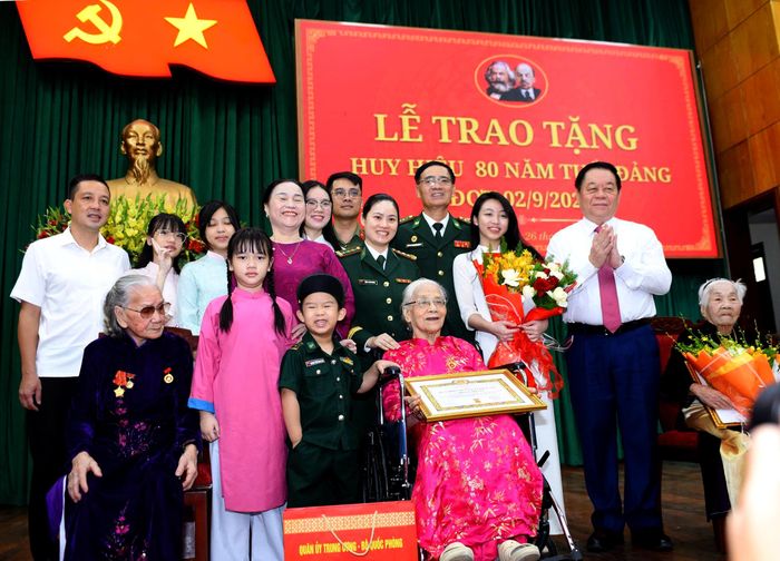  Đại tướng Nguyễn Trọng Nghĩa trao Huy hiệu Đảng tặng các đảng viên lão thành tại Huế 