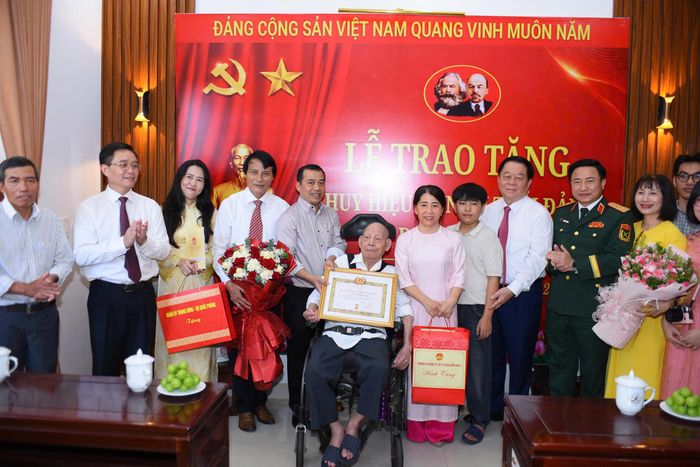  Đại tướng Nguyễn Trọng Nghĩa trao Huy hiệu 80 năm tuổi Đảng tặng đảng viên lão thành ở TP Huế 