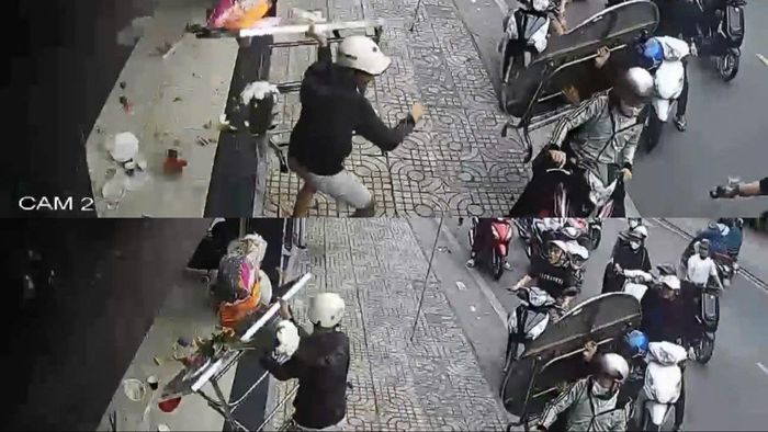 Hình ảnh nhóm thanh niên cướp giật chiếc bàn inox được camera an ninh ghi lại. Ảnh: CA