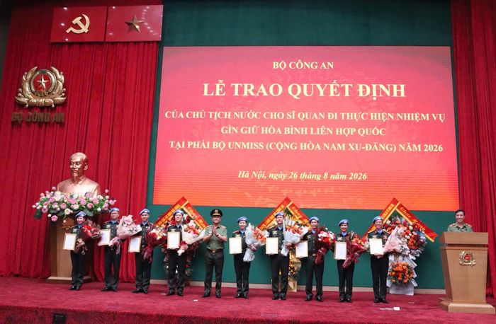 Thứ trưởng Phạm Thế Tùng thừa ủy quyền của Chủ tịch nước trao quyết định cho cho 9 sĩ quan. Ảnh: TRUNG KIÊN