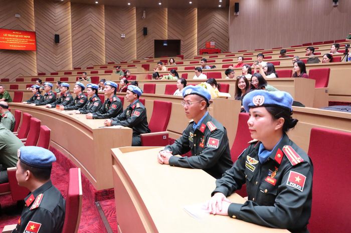 9 sĩ quan Công an nhân dân tham gia nhiệm vụ gìn giữ hòa bình Liên hợp quốc. Ảnh: TRUNG KIÊN