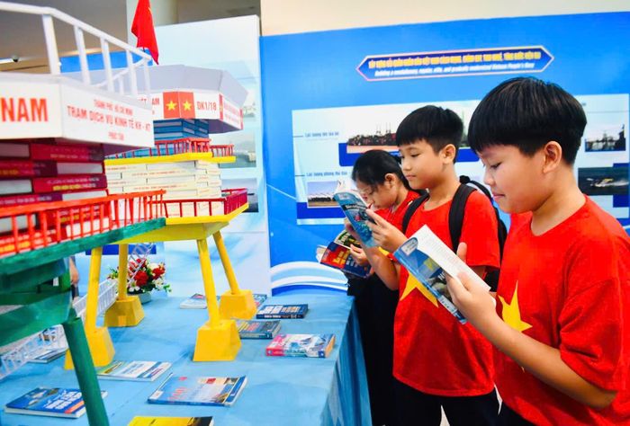  Các em nhỏ tìm hiểu sách, tư liệu về biển đảo và người chiến sĩ Hải quân tại triển lãm 