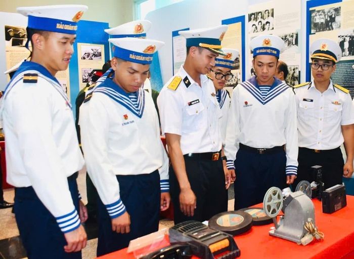  Các chiến sĩ Hải quân tham quan các tư liệu, hiện vật được trưng bày tại triển lãm 