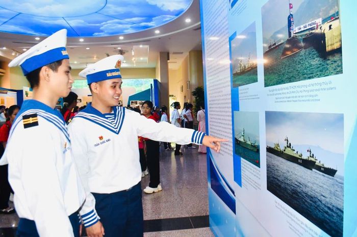  Các chiến sĩ Hải quân tìm hiểu hình ảnh về hoạt động của lực lượng trên biển tại triển lãm 
