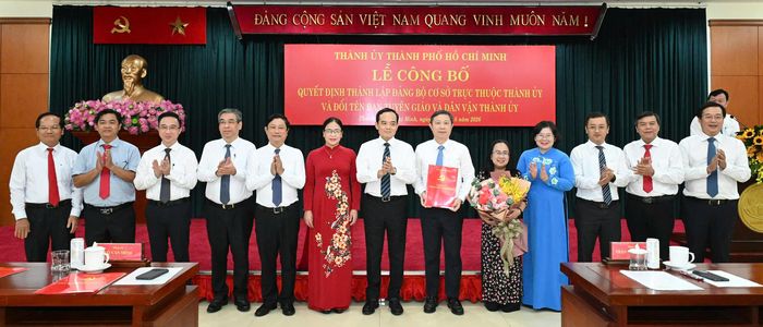  Các đồng chí Thường trực Thành ủy chúc mừng các tập thể nhận quyết định. Ảnh: VIỆT DŨNG 