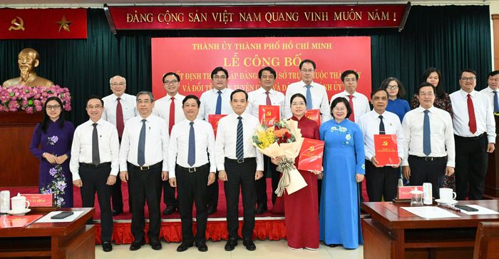 Các đồng chí Thường trực Thành ủy TPHCM chúc mừng tập thể, cá nhân nhận quyết định. Ảnh: VIỆT DŨNG