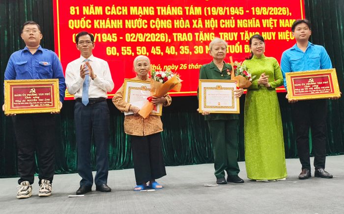  ﻿Đồng chí Dương Trọng Hiếu, Ủy viên Ban Thường vụ Thành ủy, Chủ nhiệm Ủy ban Kiểm tra Thành ủy TPHCM trao Huy hiệu 60 năm tuổi Đảng cho 2 đảng viên. Ảnh: NGUYỄN TÂN﻿ 