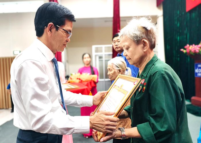  Trao Huy hiệu Đảng đợt 2-9 cho các đảng viên phường Tân Phú 