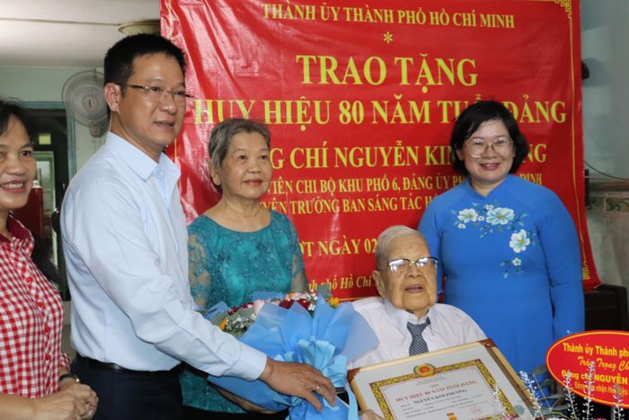  Phó Bí thư Thành ủy TPHCM Văn Thị Bạch Tuyết trao Huy hiệu 80 năm tuổi Đảng đến đồng chí Nguyễn Kim Phương. Ảnh: CẨM TUYẾT 
