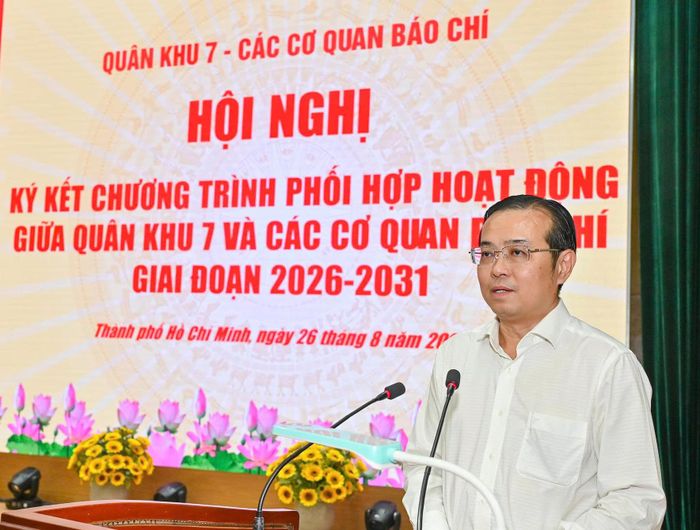Đồng chí Lê Văn Minh, Thành ủy viên, Tổng Giám đốc Cơ quan Báo và Phát thanh, Truyền hình TPHCM trao đổi về nội dung phối hợp giai đoạn 2026-2031. Ảnh: MẠNH THẮNG