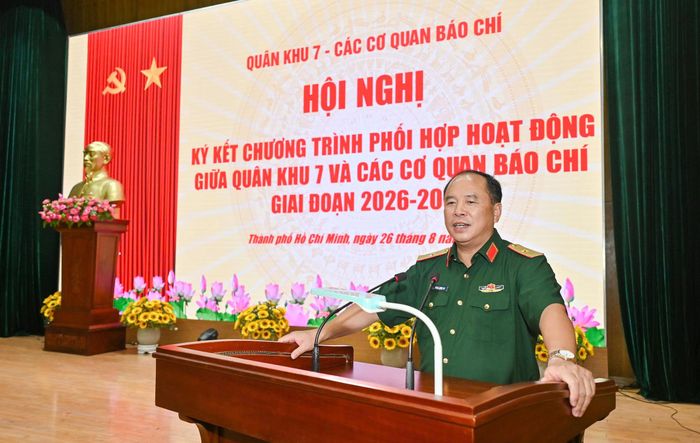 Thiếu tướng Đoàn Xuân Bộ, Tổng Biên tập Báo Quân đội nhân dân chia sẻ tại hội nghị. Ảnh: MẠNH THẮNG
