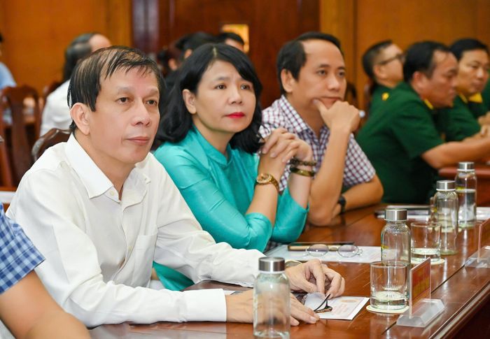 Đồng chí Nguyễn Khắc Văn, Tổng Biên tập Báo Sài Gòn Giải Phóng (bên trái) cùng đại diện lãnh đạo các cơ quan báo chí tham dự hội nghị. Ảnh: MẠNH THẮNG