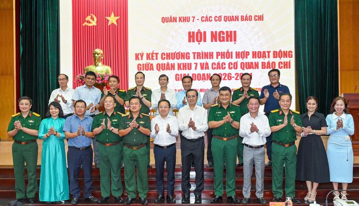Đại biểu chụp hình lưu niệm tại hội nghị. Ảnh: MẠNH THẮNG