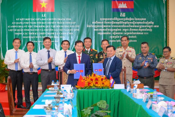 Đại diện Ban Chuyên trách 2 tỉnh An Giang và Kép ký kết biên bản hợp tác giai đoạn XXVI (mùa khô 2026-2027). ẢNH: PHƯƠNG VŨ