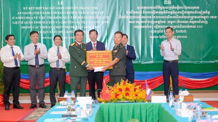 Trao kinh phí hỗ trợ của Chính phủ Việt Nam cho Ban Chuyên trách tỉnh Kep