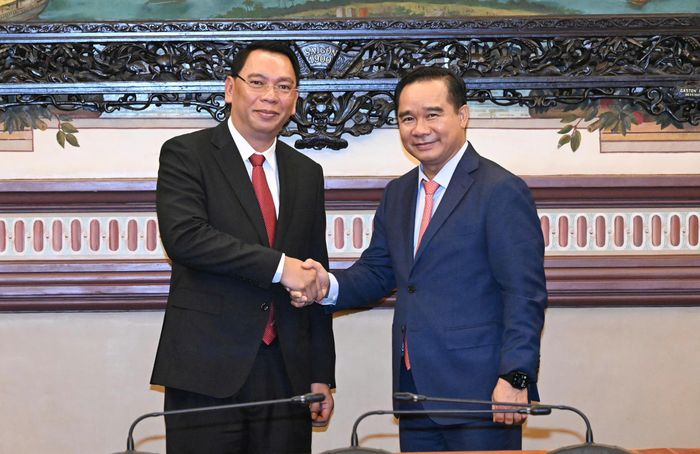  Đồng chí Nguyễn Văn Được và đồng chí Sililaththongsin Thongpeng. Ảnh: VIỆT DŨNG 
