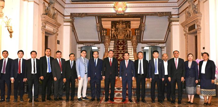  Đoàn đại biểu Thủ đô Viêng Chăn chụp ảnh lưu niệm với lãnh đạo TPHCM và đại diện các sở, ngành. Ảnh: VIỆT DŨNG 